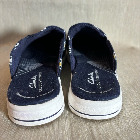 CLARKS CLOUDSTEPPER Sz 7 Slip On Comfort Mules With Daisies - Picture 7 of 9